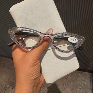 Occhiali da Lettura Retrò con Montatura a Occhio di Gatto, Eleganti Occhiali da Lettura con Strass e Aste Flessibili per Anziani - Product Image 2