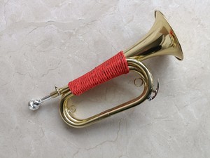 <span class=keywords><strong>Trompeta</strong></span> en D-flat Major Band Bugle Large Brass Marching Horn Profesional Fácil de operar con boquilla 7c - Product Image 2