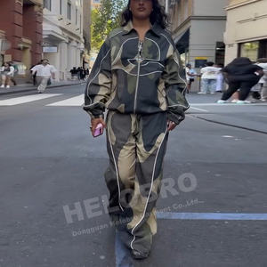 Chaqueta con cremallera personalizada y pantalones de nailon, conjunto de Jogger de dos piezas de camuflaje, chándales cortavientos de camuflaje de poliéster para hombre - Product Image 1