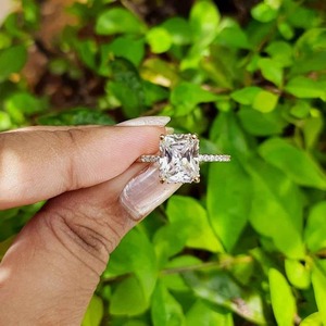 Bague en moissanite très demandée avec un design moderne, idéale pour les anniversaires et les collections de cadeaux, disponible au prix de gros. - Product Image 3