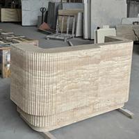 Comptoir de réception en travertin beige cannelé sur mesure en forme de U avec meuble de rangement en bois pour hall d'hôtel ou salon