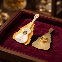 Broche en émail dur en forme de guitare, badge en métal personnalisé, broche décorative, art populaire, badge en alliage plaqué or pour vêtements