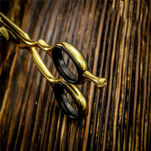 Tijeras de Peluquería Profesionales Inoue Kazaki Doradas de 6 Pulgadas con Cabeza Recta, Acero Inoxidable Cromado y Mango Corto - Product Image 4