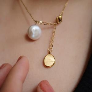 Collar de Dos Colgantes con Perlas Naturales de Lujo Ligero, con Etiqueta Colgante con Letra, Muchos Detalles en Lino, Plata y Blanco, Textura de Nicho - Product Image 2