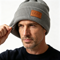Bonnet tricoté personnalisé à revers court avec logo pour hommes et femmes, style Docker, Trawler, ou Fisherman, idéal pour la vente en gros et les marques privées.