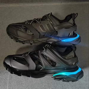 Zapatillas deportivas gruesas con luces LED negras para hombre, parte superior de malla transpirable, estilo urbano, informales. - Product Image 3