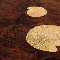 Ensemble de table à manger de luxe avec base en cuivre et laiton doré, plateau en bois de qualité supérieure, mobilier de salle à manger moderne pour projet de villa