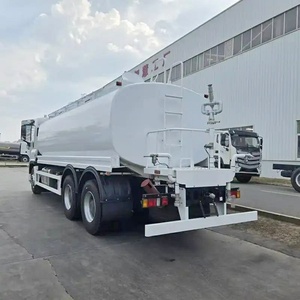 Camión Cisterna ISUZU GIGA 6x4 de China para Limpieza de Carreteras y Control de Polvo con Función de Aspersión de Agua de 20000 Litros - Product Image 4