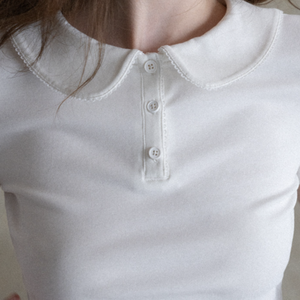 Camiseta de Manga Corta Tejida Transpirable Blanca para Mujer, Estilo Preppy, Color Sólido, Largo Regular, Diseño de Cuello Personalizado - Product Image 4