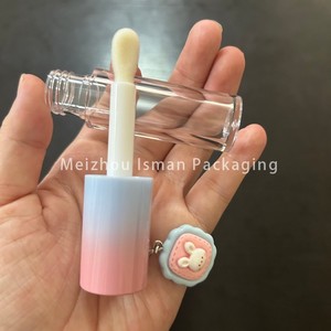 ISMAN Tube de brillant à lèvres rond 6ml avec grande brosse, capuchon dégradé, breloque 3D Ours Fraise, contenant vide, Prix usine, Pro, Meilleur, Haut de gamme, Élite - Product Image 4