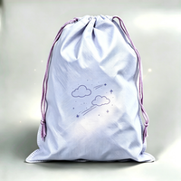 Sac à linge jetable en non-tissé avec cordon de serrage, motif dessin animé, impression personnalisée simple pour usage hôtelier, emballage de chaussures et petits cadeaux, recyclable