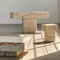 Table basse Cammy Stone en marbre doré Sofita, moderne, naturelle, légère, minimaliste et écologique pour salon, balcon ou coin.