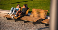 Banc de jardin ergonomique moderne en forme de S, chaise longue d'extérieur, base en acier inoxydable, lattes en bois imperméables, mobilier de rue