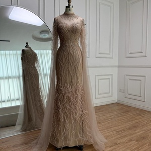 Abito da sera Serene Hill LA71885C color nudo con collo alto, maniche a mantella e piume, modello 2025, abito da cerimonia per donna - Product Image 3