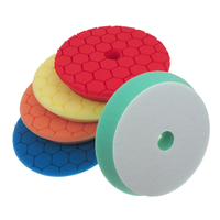 Tampons de polissage en mousse hexagonaux auto-agrippants de 130 mm avec trou central chanfreiné pour ponçage DA/RO et finition métallique