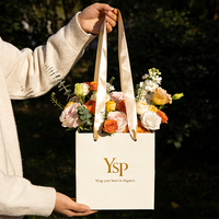 Sac de transport pour fleurs en carton épais imprimé sur mesure, emballage cadeau de luxe avec longue poignée en ruban pour fleuristes et événements
