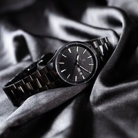 Montre à quartz en acier inoxydable prête pour le sport avec verre saphir, boîtier de 30 mm, bracelet de 16 mm, fonction calendrier et construction légère