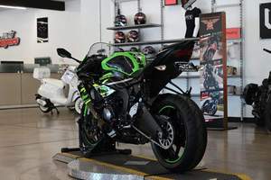Compre ahora la motocicleta Kawasaki <span class=keywords><strong>Ninja</strong></span> ZX-6R KRT Edition 2019 de 636cc, supersport, con ABS, cambio rápido y gráficos inspirados en las carreras. - Product Image 4