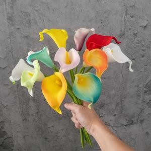 Ramo de Lirios de Cala Artificiales con Estambres Amarillos, Material de PU Realista para Decoración de Centros de Mesa de Boda - Product Image 3