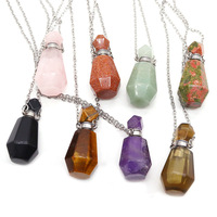 Vente en gros : Pendentifs collier en forme de flacon de parfum octogonal en pierre naturelle (quartz rose, cristal) pour cadeau, fabriqués en usine