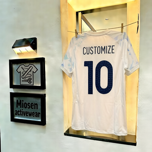 Camiseta de Fútbol Blanca Estilo Italiano con Ribete Azul Inspirado en la herencia del Nerazzurri. Camiseta Deportiva Transpirable de Manga Corta 100% Poliéster de Secado Rápido - Product Image 1