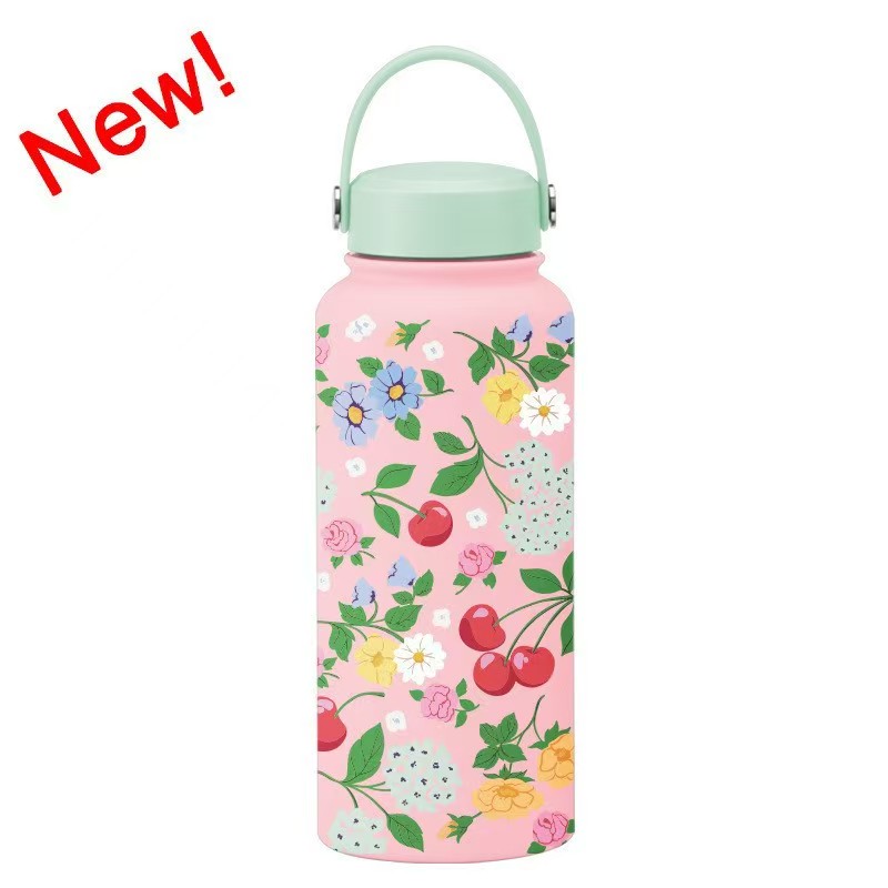 Tasse rose avec un couvercle vert