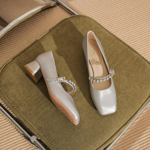 Zapatos de tacón alto plateados para mujer, ideales para fiestas y bodas elegantes. Diseño plano que proporciona una sensación cómoda. - Product Image 1