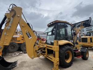 Nouvelle machine de construction tout-terrain JCB 3CX Plus 4WD haut de gamme, équipée d'une benne 4-en-1, adaptée aux travaux. - Product Image 3