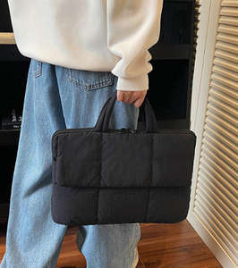 Sac à main pour <span class=keywords><strong>ordinateur</strong></span> portable en duvet matelassé léger de couleur unie personnalisé en usine de nouvelle conception pour femmes - Product Image 4