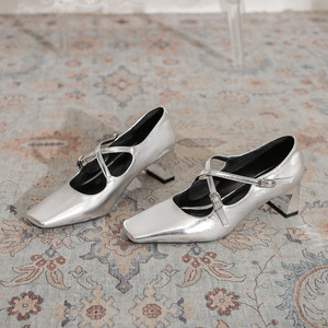 Zapatos de Tacón Alto de Moda con Correa en T y Hebilla, de Charol Plateado, con Punta Cuadrada y Tacón de Bloque, Estilo Mary Jane - Product Image 1
