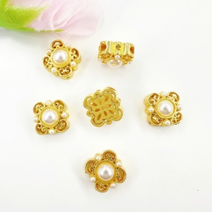 Cuentas espaciadoras de perlas de imitación chapadas en oro de 18 quilates, accesorios de joyería DIY para la fabricación de pulseras y collares, venta al por mayor - Product Image 1