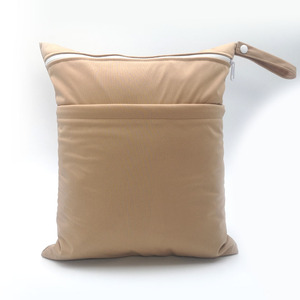 Sac de rangement pour couches imperméable en polyester pur 9 couleurs avec double fermeture éclair 30x15x40cm, petit sac cosmétique de style tendance pour la vente en gros - Product Image 2