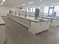 Poste de travail de laboratoire en métal avec armoire de rangement, banc de laboratoire résistant aux produits chimiques pour l'école et la recherche