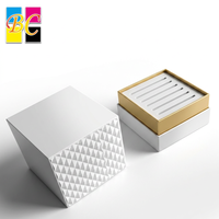 Boîte à bijoux en carton rigide bicolore or et blanc, personnalisée, avec fermeture magnétique et insert en mousse pour bagues et boucles d'oreilles, idéale pour le rangement et les cadeaux.