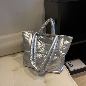 Bolso de hombro acolchado ligero de invierno para mujer, tipo puffer, con relleno de plumón, estilo tote y bandolera - Product Image 1