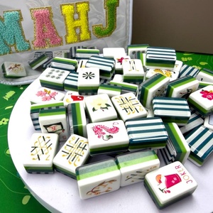 Nuevo Juego de Mahjong Americano de Lujo con Fichas Transparentes Verdes de Acrílico Grabadas y Estuche de Viaje Portátil para Noches de Juego en Casa - Product Image 2
