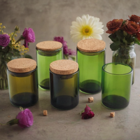 Leere Weinglas-Kerzenbehälter aus recyceltem grünem und bernsteinfarbenem Glas mit Kork- und Bambusdeckel für die Kerzenherstellung