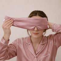 Masque pour les yeux en soie de mûrier douce avec fermeture Velcro pour le sommeil et les voyages, cache-yeux léger et respirant pour bloquer la lumière et favoriser un repos profond