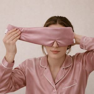 Masque pour les yeux en soie de mûrier douce avec fermeture Velcro pour le sommeil et les voyages, cache-yeux léger et respirant pour bloquer la lumière et favoriser un repos profond - Product Image 4