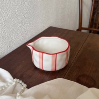 Bol à mélanger le matcha au motif fraise dessiné à la main, forme ergonomique pour un fouettage et un service faciles en cuisine ou au café
