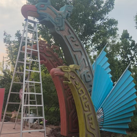 Sculpture Totem Tribal Géante Personnalisée en Fibre de Verre Effet Bois pour Projet d'Entrée de Parc Thème, Statue Artistique Moderne en FRP pour Repère Visuel