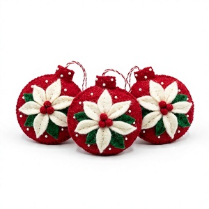 Adorno Navideño Tradicional Hecho a Mano, Ecológico, de Fieltro Rojo, con Flor de Poinsettia Blanca y Hojas Verdes, para Colgar en la Pared, Interior - Product Image 1