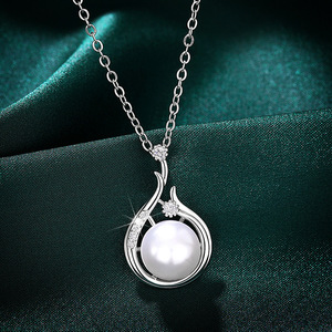 Collana con Pendente di Perle d'Acqua Dolce in Argento 925 Placcato Rodio con Accenti di Diamanti, Gioiello Romantico da Donna per Uso Quotidiano - Product Image 1
