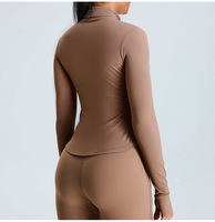 Veste de yoga en gros à fermeture éclair, manches longues, coupe ajustée, avec trou pour le pouce, col montant, pour la course et le sport