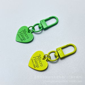 Porte-clés en alliage de zinc en forme de cœur avec boucle pour accessoires de bijoux DIY, couleur vert-jaune - Product Image 1