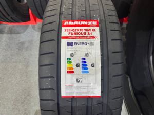 Pneu de voiture Aurunze pour une sécurité et des performances de direction optimales, adapté aux voitures particulières et aux véhicules électriques, pour les routes urbaines et rurales. - Product Image 6