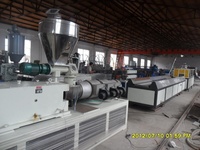 Ligne de production de profilés WPC à double vis entièrement automatique pour terrasses, étanches et ignifuges, avec contrôle PLC par extrusion