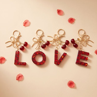 Porte-clés en résine rouge scintillante avec initiale, breloque de sac cerise à nœud doré, pendentif alphabet 26 lettres pour femme, décoration de sac à main, cadeau