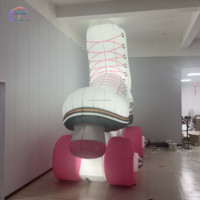 Ballon publicitaire gonflable de 2 mètres en forme de chaussures à roulettes roses pour affichage en centre commercial, fête ou événement