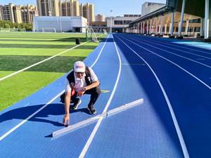 Pista de Atletismo de Caucho Prefabricada INOLP, Certificada Clase 1, 15 mm de Espesor, Firmeza de 9-13 psi, Modelo Runway - Product Image 6